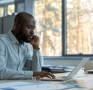 -industriel-travaillant